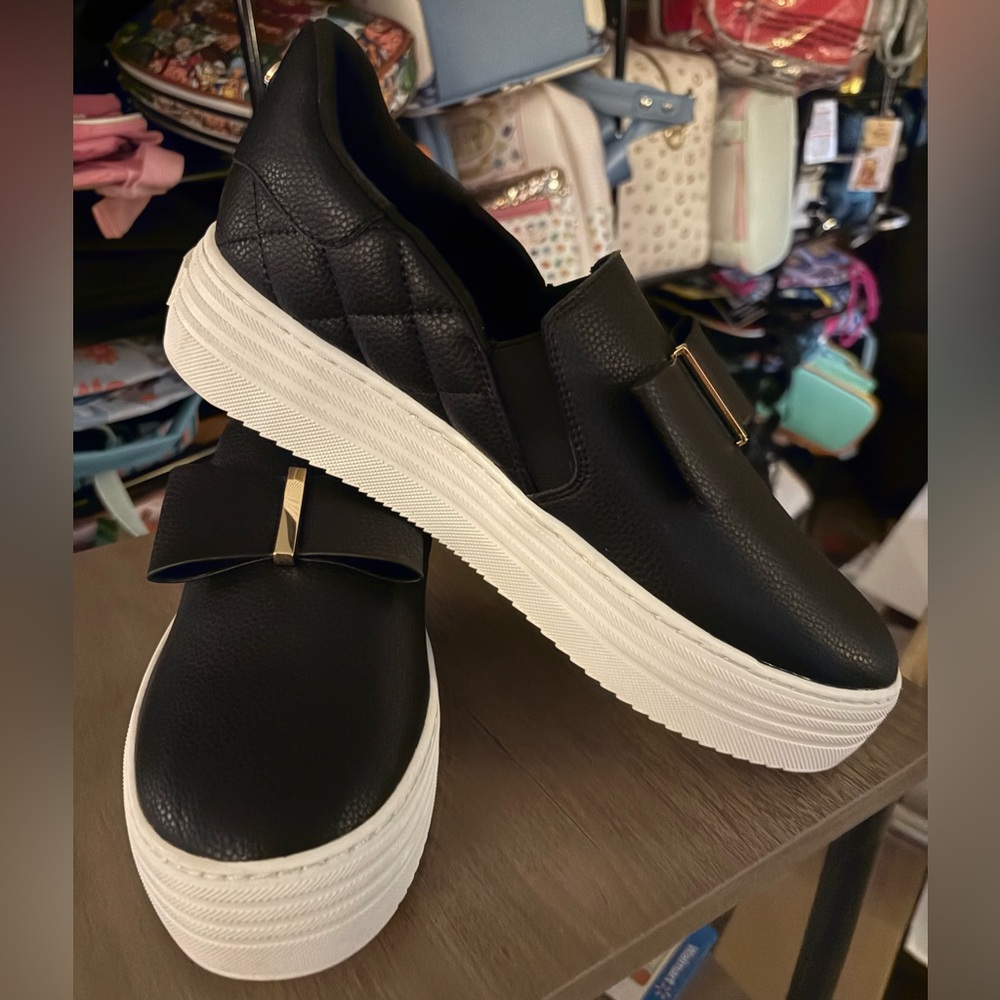 NEW Joy Luxe Women’s  Slip-On Leather Bow Sneaker w/Orthotic Insole. Size 9